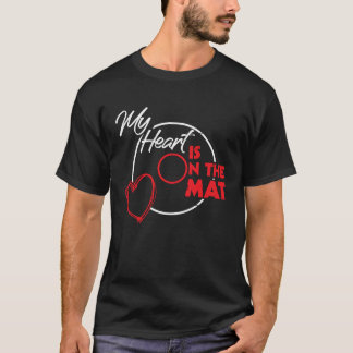 レスリング私のハートはマットのママのレスル上にある Tシャツ