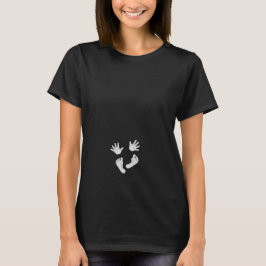 レスリーHarlow著妊婦のなベビーの手および足 Tシャツ