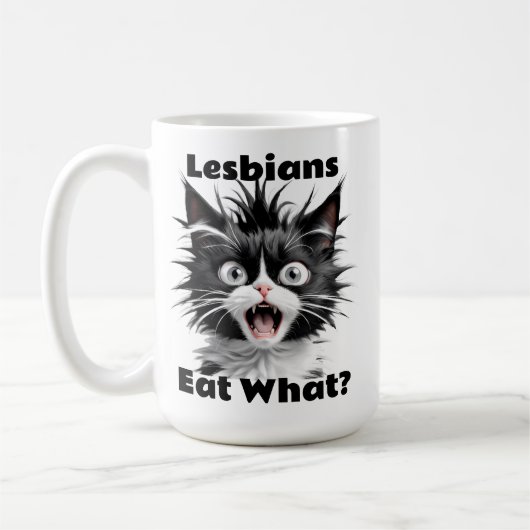 レズおもしろいビ食べア人は?猫レズビアンLGBT コーヒーマグカップ (左)