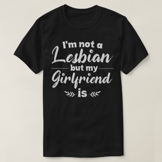 レズビアンじゃないけどガールフレンドはおもしろいLGBT Tシャツ (デザイン正面)