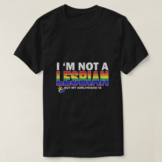 レズビアンじゃないけどガールフレンドはプライドLGBT Tシャツ (デザイン正面)