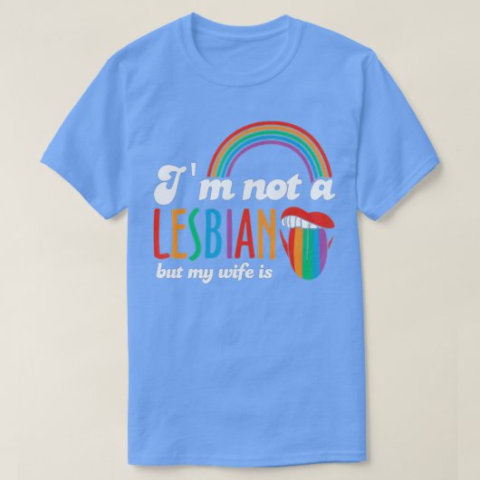 レズビアンじゃないけど妻はLGBTFunnyレズビアン Tシャツ (デザイン正面)
