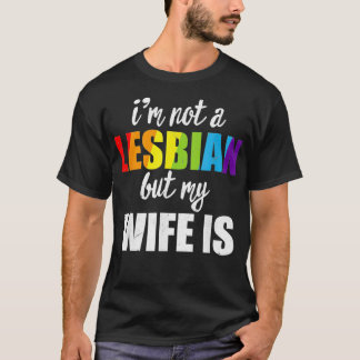 レズビアンじゃないけど妻はLGBTQレインボー・ウェッド Tシャツ