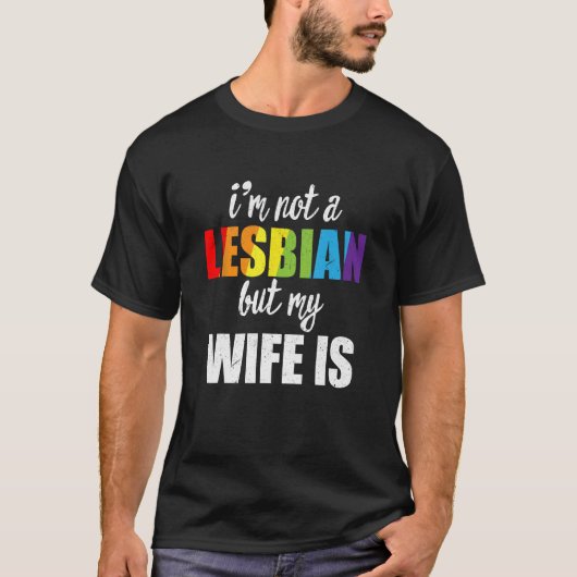 レズビアンじゃなくて妻はLgbt-Qレインボー結婚 Tシャツ (正面)