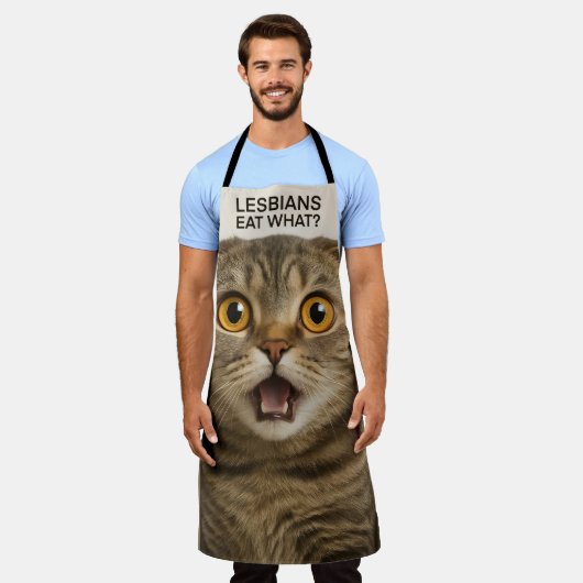 レズビアンって何食べるの？面白Tシャツ エプロン (着用した状態)