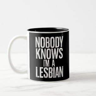 レズビアンであることを誰も知らない レズビアン プライド LBGT ジョーク ツートーンマグカップ
