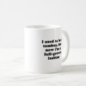 レズビアンに育った私はおてんば娘今Imであるのが常でありました コーヒーマグカップ (正面右)
