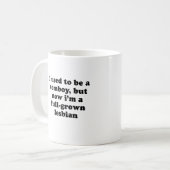レズビアンに育った私はおてんば娘今Imであるのが常でありました コーヒーマグカップ (正面左)