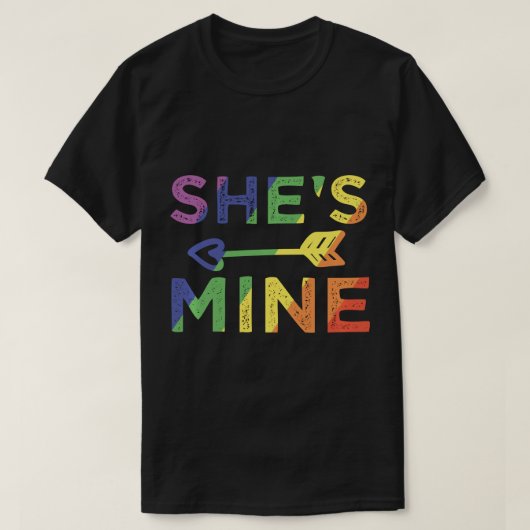 レズビアンのカップルのギフト彼女は一致するLGBT Prid Tシャツ (デザイン正面)