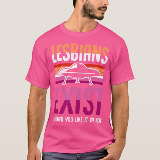 レズビアンは好きであろうとなかろうと存在するエイリアンUf Tシャツ (正面)