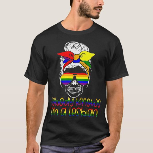 レズビアンは誰もゲイプライド月LGBTQ おもしろい Pを知らない Tシャツ (正面)