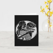 レズビアンカップルのLGBTQプライドスケルトンがキッシングバレンタイン カード (黄色い花)