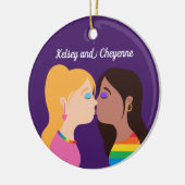 レズビアンカップルキスかわいいカスタムゲイプライドパープル セラミックオーナメント (左)