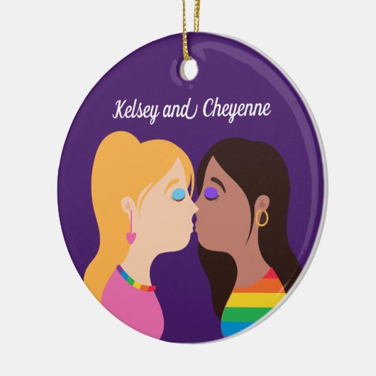 レズビアンカップルキスかわいいカスタムゲイプライドパープル セラミックオーナメント (左)