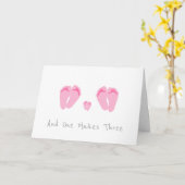 レズビアンカップル新生児女の子 – そして1は3を作る カード (黄色い花)