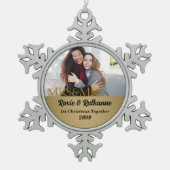 レズビアンカップル1stクリスマス金ゴールド写真 スノーフレークピューターオーナメント (正面)