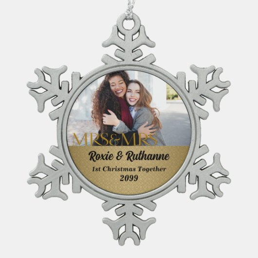 レズビアンカップル1stクリスマス金ゴールド写真 スノーフレークピューターオーナメント (正面)