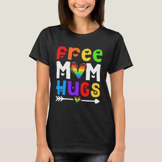 レズビアンゲイフリー母ハグLGBT母誇りを持った虹 Tシャツ (正面)