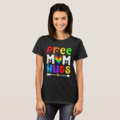 レズビアンゲイフリー母ハグLGBT母誇りを持った虹 Tシャツ (正面フル)