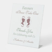 レズビアンブリーズリージェンシーピンクローズ 台座サイン (正面)