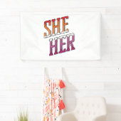 レズビアン代名詞 She Her 横断幕 (インサイチュ)