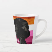 レズビアン国旗と2人の女性シルエット カフェラテマグ (右)