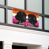 レズビアン国旗と2人の女性シルエット 横断幕 (ビルの外側)