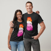 レズビアン国旗の色のカエル微妙なLgbtqサフィックプライド Tシャツ (ユニセックス)
