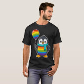 レズビアン ゲイ プライド アライ LGBT 虹色の旗 ペンギン Tシャツ (正面フル)
