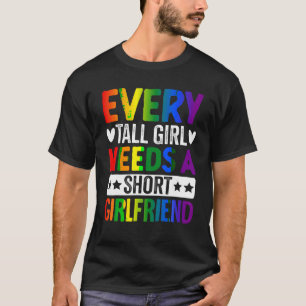 レズビアンLGBTQガールすべての背の高い女の子は短いGを必要とする Tシャツ