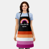 レズプライド国旗とレインボーとカスタム文字 エプロン (着用した状態)