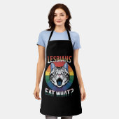 レズ食べビアズ猫ユーモアLGBTQプライド国旗 エプロン (着用した状態)