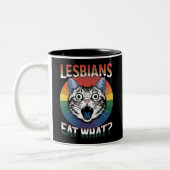 レズ食べビアズ猫ユーモアLGBTQプライド国旗 ツートーンマグカップ (左)