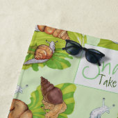 レタスの葉飾りにうつろなカタツムリ  ビーチタオル (インサイチュ)