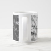 レターコーパーソナライズされたヒマグ白黒大理石 ジャンボコーヒーマグカップ (裏面)