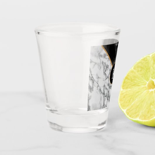 レターショットパーソナライズされたガラス白黒大理石 ショットグラス (左)