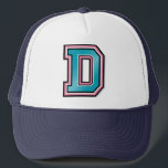 レターDモノグラム キャップ<br><div class="desc">ピンクパーソナライズされたとブルーの文字Dイニシャルのメッシュキャップ</div>