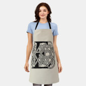 レターEケルト結び目模様ヴィンテージモノグラム エプロン (着用した状態)