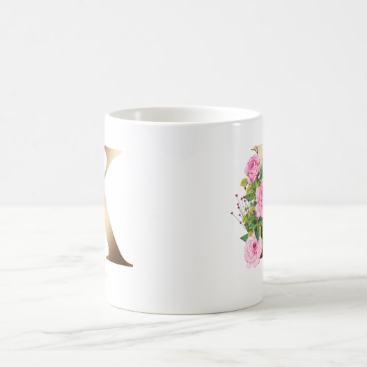 レターK金ゴールドモノグラム | ピンクローゼスフローラ コーヒーマグカップ (中央)