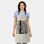 レターLヴィンテージケルト結び目模様モノグラム エプロン (着用した状態)