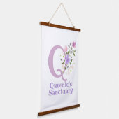 レターQと名(フローラデザイン) 吊り下げ型タペストリー (傾斜あり)