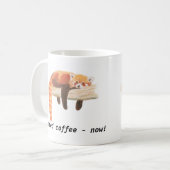 レッサーパンダのマグ、"私は必要としますコーヒー"を コーヒーマグカップ (正面左)