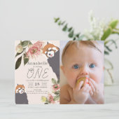 レッサーパンダ ピンクの花の女の子 1歳の誕生日写真 招待状 (スタンド正面)