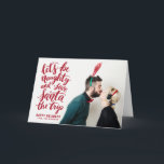 レッスハンドレいけなタッドホリデーへおもしろい行こう シーズンカード<br><div class="desc">休日の応援をモダン広げユニークておもしろい、赤い手書き引用文を搭載した休日の写真カード「旅の中でサンタクロースと一緒に行こいけなうと楽しんで救みよう」とオーバーレイ。このカードは他の色で使用できる。</div>