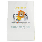 レッズキックライオンゴールキーパーサッカー子供の誕生日 ミディアムペーパーバッグ (裏面)