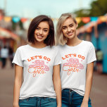 レッツガールズカウボーイハットバチェロレッテ Tシャツ<br><div class="desc">レッツガールズカウボーイハットバチェロレッテTシャツ</div>