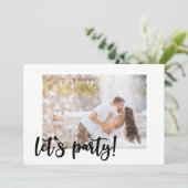 レッツパーティーブラックブラシスクリプト4フォト婚約 招待状 (スタンド正面)