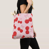 レッドさくらんぼとピンクボウコケットコテージシック トートバッグ (クローズアップ)