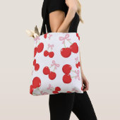 レッドさくらんぼとピンクボウコケットコテージシック トートバッグ (クローズアップ)