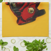 レッドイエローオールドオートレーシングカー キッチンタオル (折り畳み)